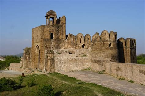 ¡Sumérgete en la majestuosidad del Fuerte Rohtas, un gigante medieval de piedra!