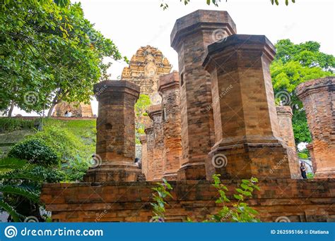 ¿Buscas una aventura espiritual en la vibrante ciudad de Nha Trang? ¡Sumérgete en la majestuosidad del Templo Po Nagar!